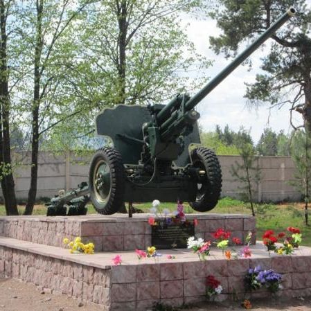 Памятник "Артиллерийская пушка ЗиС-3". Установлен 9 мая 2011 года к 70-летию освобождения п. Будогощь от немецко-фашистских захватчиков в декабре 1941 года.
